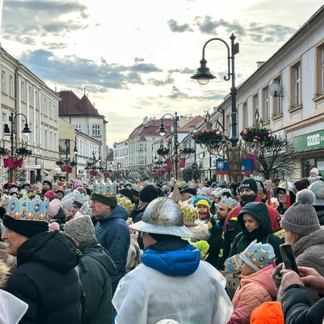 Rzeszów - 10. Orszak Trzech Króli przeszedł ulicami Rzeszowa - fot 25