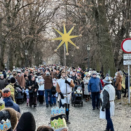 Rzeszów - 10. Orszak Trzech Króli przeszedł ulicami Rzeszowa - fot 2