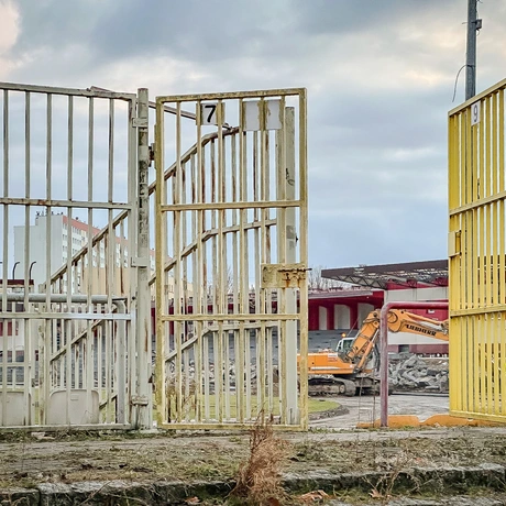 Rzeszów - Prace rozbiórkowe na stadionie Resovii przy ul. Wyspiańskiego - fot 30