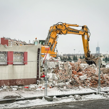 Rzeszów - Prace rozbiórkowe na stadionie Resovii przy ul. Wyspiańskiego - fot 18