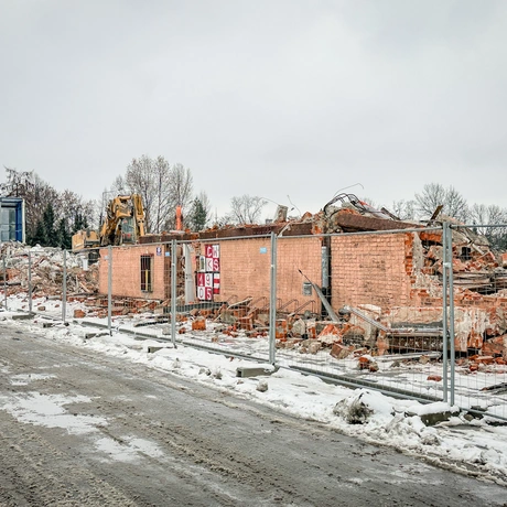 Rzeszów - Prace rozbiórkowe na stadionie Resovii przy ul. Wyspiańskiego - fot 11