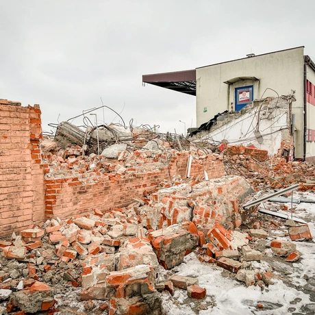 Rzeszów - Prace rozbiórkowe na stadionie Resovii przy ul. Wyspiańskiego - fot 9
