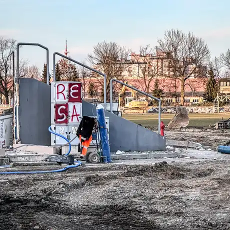 Rzeszów - Prace rozbiórkowe na stadionie Resovii przy ul. Wyspiańskiego [27.01.2025] - fot 13
