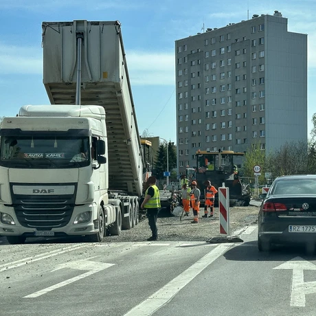 Rzeszów - Prace wykończeniowe na Moście Załęskim i roboty na skrzyżowaniu ul. Siemieńskiego z ul. Maczka [kwiecień 2025] - fot 20
