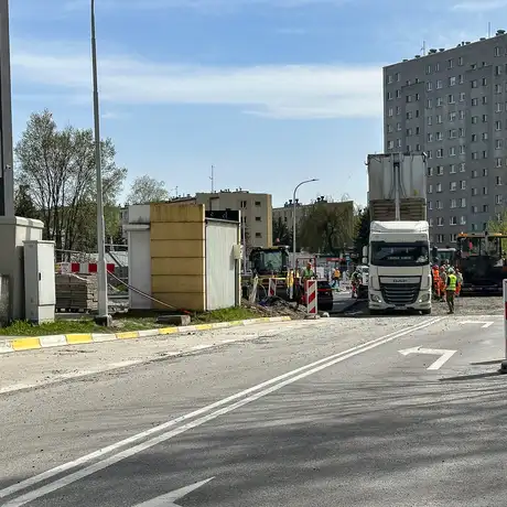 Rzeszów - Prace wykończeniowe na Moście Załęskim i roboty na skrzyżowaniu ul. Siemieńskiego z ul. Maczka [kwiecień 2025] - fot 15