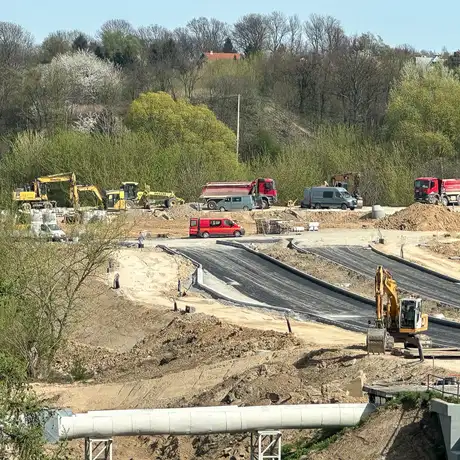 Rzeszów - Prace wykończeniowe na Moście Załęskim i roboty na skrzyżowaniu ul. Siemieńskiego z ul. Maczka [kwiecień 2025] - fot 6