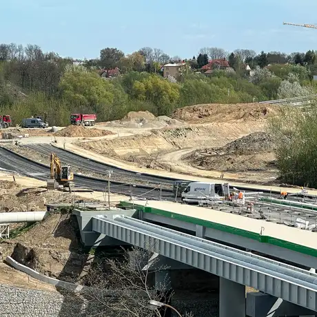 Rzeszów - Prace wykończeniowe na Moście Załęskim i roboty na skrzyżowaniu ul. Siemieńskiego z ul. Maczka [kwiecień 2025] - fot 1