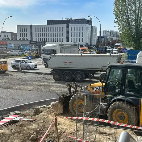 Rzeszów - Prace wykończeniowe na Moście Załęskim i roboty na skrzyżowaniu ul. Siemieńskiego z ul. Maczka [kwiecień 2025] - fot 3