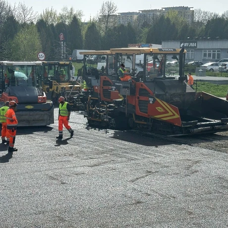 Rzeszów - Prace wykończeniowe na Moście Załęskim i roboty na skrzyżowaniu ul. Siemieńskiego z ul. Maczka [kwiecień 2025] - fot 19