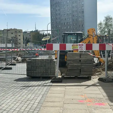 Rzeszów - Prace wykończeniowe na Moście Załęskim i roboty na skrzyżowaniu ul. Siemieńskiego z ul. Maczka [kwiecień 2025] - fot 2