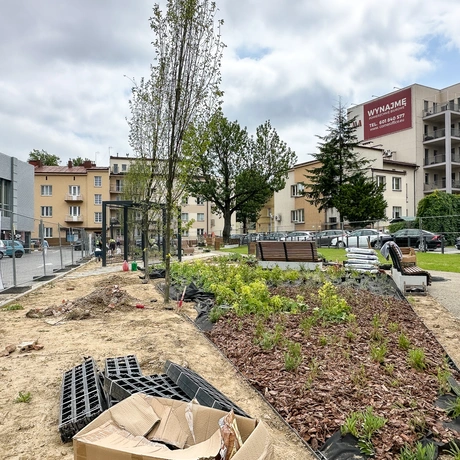 Rzeszów - Budowa ogrodu kieszonkowego w centrum Rzeszowa, przy ul. Jagiellońskiej [czerwiec 2025] - fot 13