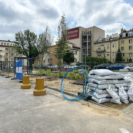 Rzeszów - Budowa ogrodu kieszonkowego w centrum Rzeszowa, przy ul. Jagiellońskiej [czerwiec 2025] - fot 11