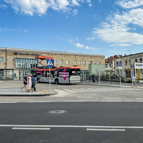 Rzeszów - Budynek i otoczenie dworca PKP Rzeszów Główny po modernizacji (wrzesień 2025) - fot 4