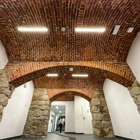 Rzeszów - Budynek i otoczenie dworca PKP Rzeszów Główny po modernizacji (wrzesień 2025) - fot 8