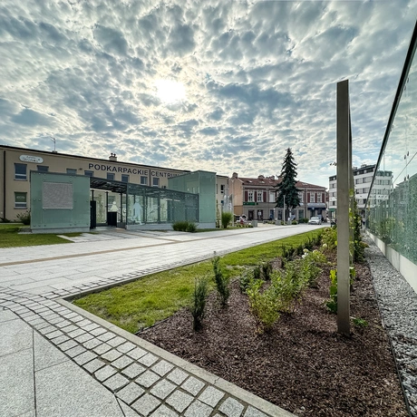 Rzeszów - Budynek i otoczenie dworca PKP Rzeszów Główny po modernizacji (wrzesień 2025) - fot 16