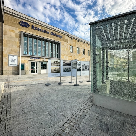 Rzeszów - Budynek i otoczenie dworca PKP Rzeszów Główny po modernizacji (wrzesień 2025) - fot 17