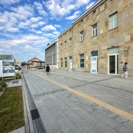 Rzeszów - Budynek i otoczenie dworca PKP Rzeszów Główny po modernizacji (wrzesień 2025) - fot 36