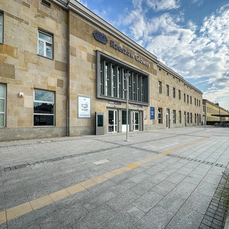 Rzeszów - Budynek i otoczenie dworca PKP Rzeszów Główny po modernizacji (wrzesień 2025) - fot 31