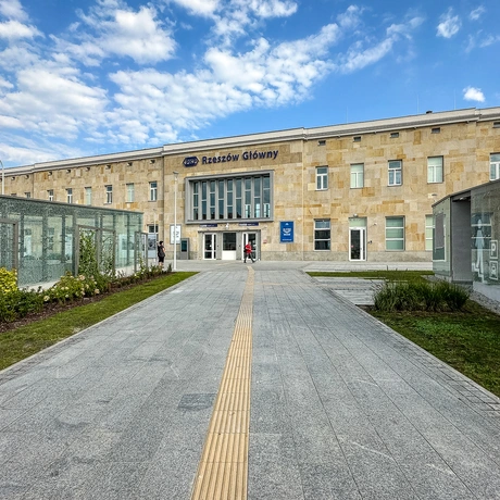 Rzeszów - Budynek i otoczenie dworca PKP Rzeszów Główny po modernizacji (wrzesień 2025) - fot 39