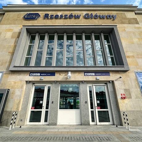 Rzeszów - Budynek i otoczenie dworca PKP Rzeszów Główny po modernizacji (wrzesień 2025) - fot 34
