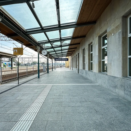 Rzeszów - Budynek i otoczenie dworca PKP Rzeszów Główny po modernizacji (wrzesień 2025) - fot 40