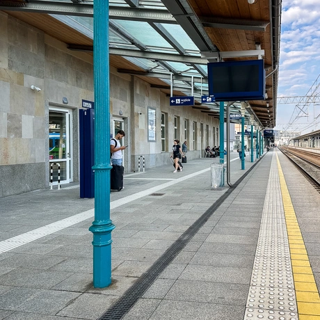 Rzeszów - Budynek i otoczenie dworca PKP Rzeszów Główny po modernizacji (wrzesień 2025) - fot 44
