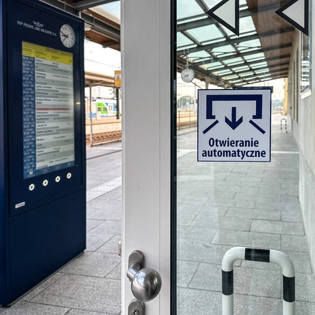 Rzeszów - Budynek i otoczenie dworca PKP Rzeszów Główny po modernizacji (wrzesień 2025) - fot 15