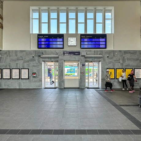 Rzeszów - Budynek i otoczenie dworca PKP Rzeszów Główny po modernizacji (wrzesień 2025) - fot 18