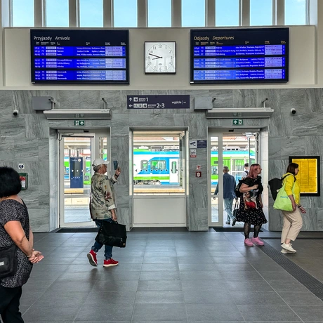 Rzeszów - Budynek i otoczenie dworca PKP Rzeszów Główny po modernizacji (wrzesień 2025) - fot 23