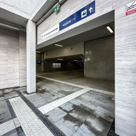 Rzeszów - Budynek i otoczenie dworca PKP Rzeszów Główny po modernizacji (wrzesień 2025) - fot 68