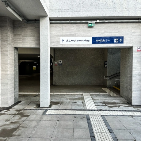 Rzeszów - Budynek i otoczenie dworca PKP Rzeszów Główny po modernizacji (wrzesień 2025) - fot 65