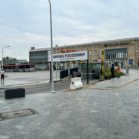 Rzeszów - Budynek i otoczenie dworca PKP Rzeszów Główny po modernizacji (wrzesień 2025) - fot 63