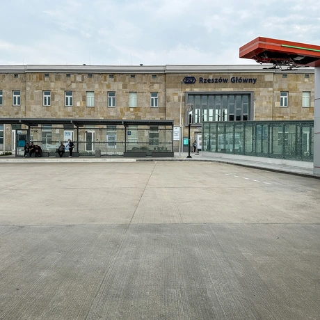 Rzeszów - Budynek i otoczenie dworca PKP Rzeszów Główny po modernizacji (wrzesień 2025) - fot 67