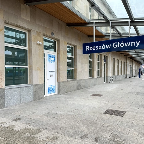 Rzeszów - Budynek i otoczenie dworca PKP Rzeszów Główny po modernizacji (wrzesień 2025) - fot 76