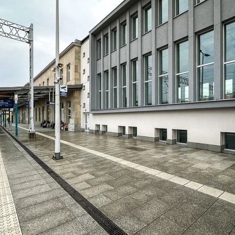 Rzeszów - Budynek i otoczenie dworca PKP Rzeszów Główny po modernizacji (wrzesień 2025) - fot 81