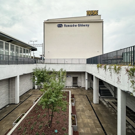 Rzeszów - Budynek i otoczenie dworca PKP Rzeszów Główny po modernizacji (wrzesień 2025) - fot 75