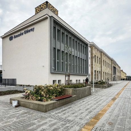 Rzeszów - Budynek i otoczenie dworca PKP Rzeszów Główny po modernizacji (wrzesień 2025) - fot 73