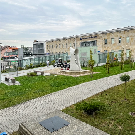 Rzeszów - Budynek i otoczenie dworca PKP Rzeszów Główny po modernizacji (wrzesień 2025) - fot 88