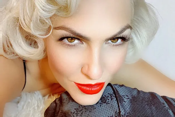 BOOM: Karen Souza z zespołem