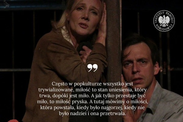 Przez ścianę