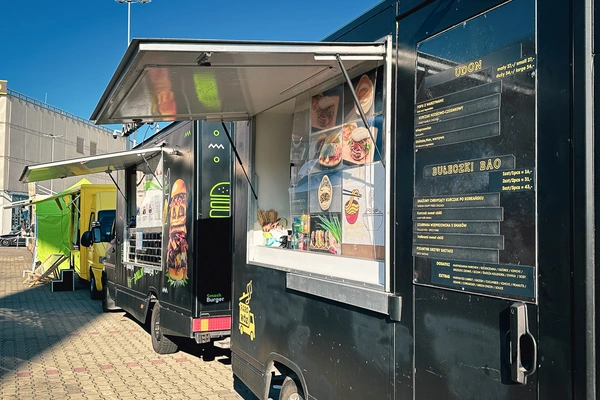 Foodtrucki zaprakowały przed galerią Nowy Świat. Rusza Street Food Festival