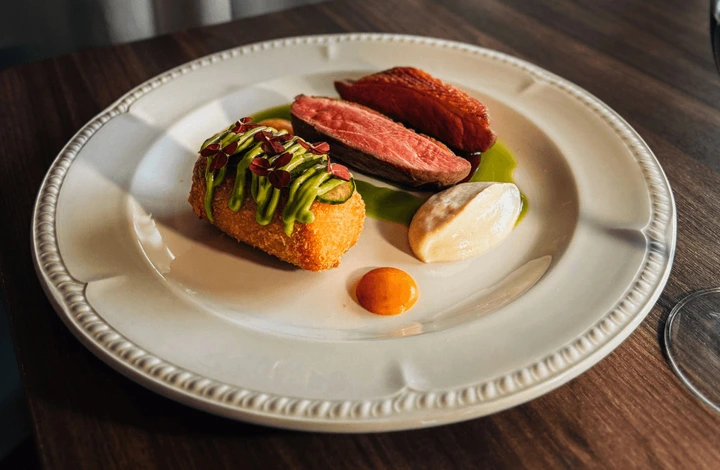 Na zdj. Jedno z dań głównych serwowanych przez restauracje Okovita podczas wiosennej edycji Restaurant Week / fot. Materiały prasowe