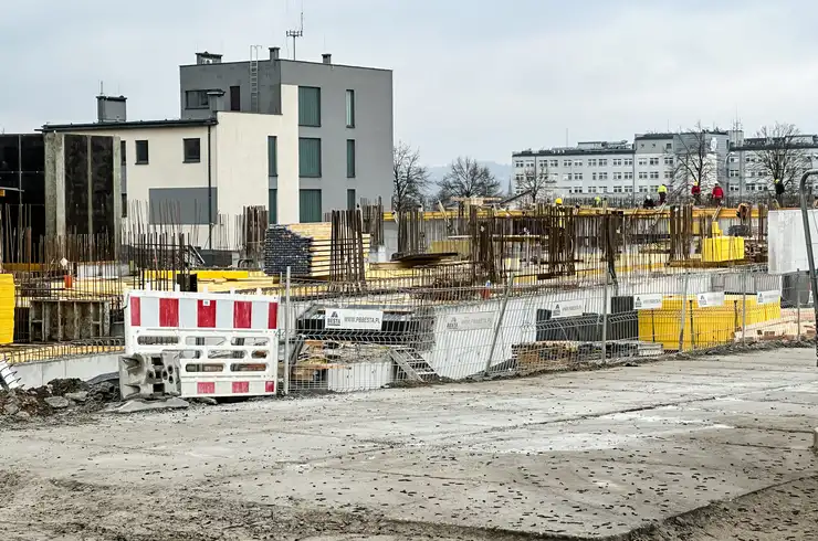 Budowa 17-piętrowego wieżowca przy rondzie Pobitno [kwiecień 2025]