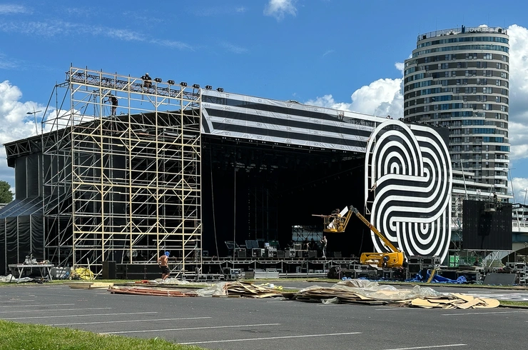 Budowa sceny Koncertu Głównego ESK 2025