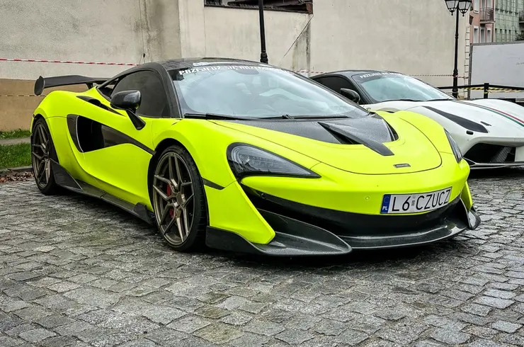 Supercar Taxi - charytatywna impreza motoryzacyjna na parkingu obok ratusza