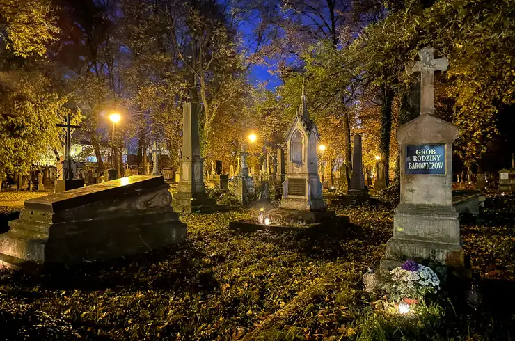 Noc Wszystkich Świętych na Starym Cmentarzu w Rzeszowie
