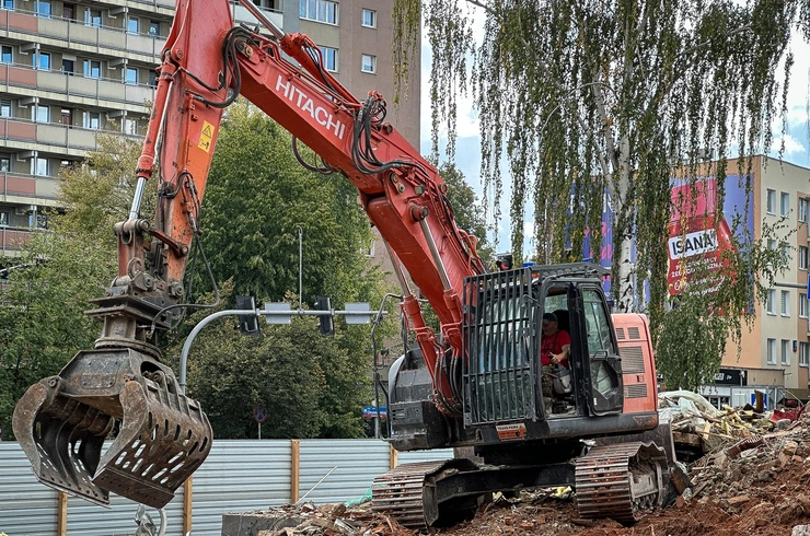 Rozbiórka budynków biurowych i usługowych przy skrzyżowaniu ul. Dąbrowskiego z ul. Zofii Chrzanowskiej