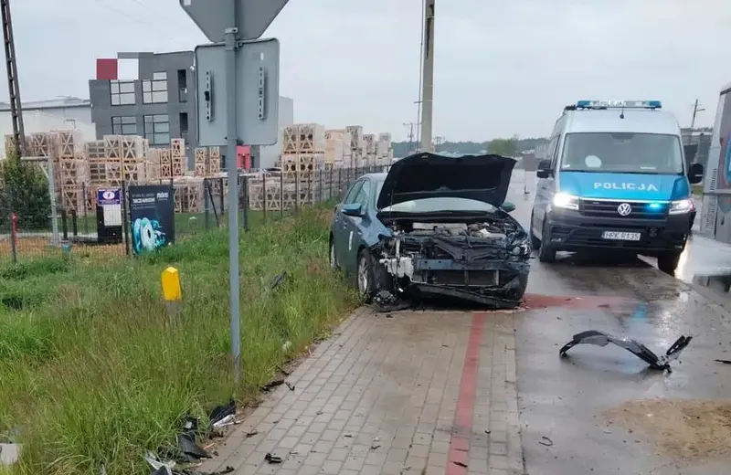 Poranne zderzenie samochodów w Tajęcinie. Dwie osoby ranne