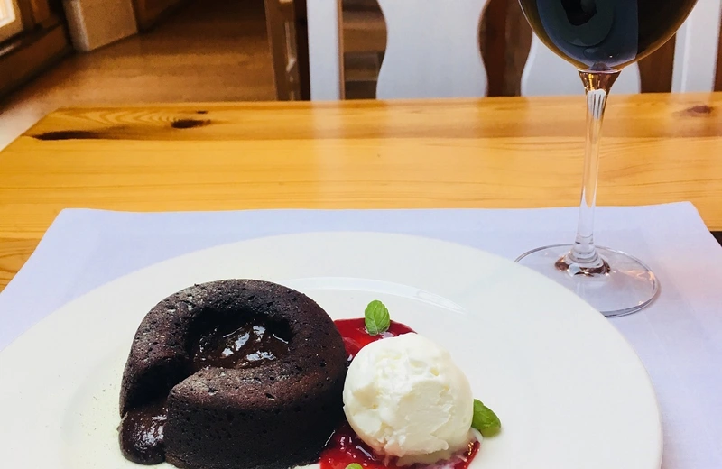 Specjalne menu i darmowa kolacja z okazji Walentynek w Karczmie Białej