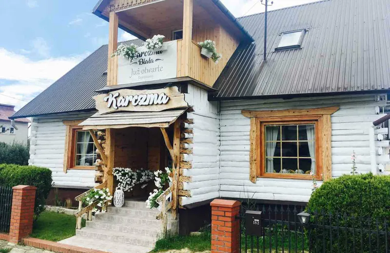 Wielkanocna oferta Karczmy Białej. Zupy, dania główne, zimna płyta i ciasta własnego wypieku